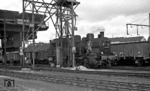 94 1243 an der Bekohlungsanlage im Bw Heilbronn. (08.04.1968) <i>Foto: Burkhard Wollny</i>