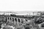 Eine Gießener 23er führt den E 1797 nach Hagen über das Viadukt in Friedberg. (04.07.1964) <i>Foto: Gerhard Röder</i>
