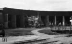 Während des mittäglichen Schichtwechsels des Lokpersonals sonnt sich 94 557 vor dem Schuppen in Heilbronn. (08.04.1968) <i>Foto: Burkhard Wollny</i>