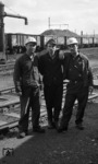 Diese Männer aus der Türkei erledigten die Drecksarbeit bei der Pflege der Dampflokomotiven im Bw Heilbronn. Weil in den 1970er Jahren keiner mehr auf Dampflokomotiven heizen wollte, wurden sie aufgrund der Personalknappheit z.B. im Bw Crailsheim später noch als Heizer ausgebildet. Daher sei ihnen hier ein fotografisches Denkmal gesetzt. (08.04.1968) <i>Foto: Burkhard Wollny</i>