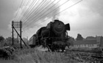 23 061 war bereits im Juni 1968 mit der neuen EDV-Nummer ausgerüstet. Hier verlässt sie mit einem Eilzug den Bahnhof Öhringen an der Strecke Crailsheim - Heilbronn. (16.06.1968) <i>Foto: Burkhard Wollny</i>
