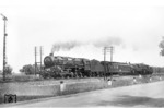 Die Mitteldrucklok (25 atü) 44 012 vor einem Meßwagen der LVA Grunewald mit den Bremsloks 94 1301 + 56 113 bei Brandenburg. (11.07.1933) <i>Foto: DLA Darmstadt</i>