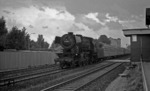 023 066-4 vom Bw Crailsheim läuft in den Bahnhof Öhringen ein. (16.06.1968) <i>Foto: Burkhard Wollny</i>