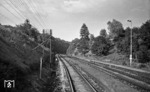 Gleisanlagen des Bahnhofs Eschenau an der Strecke Heilbronn - Crailsheim in Blickrichtung Öhringen. Freileitung, Formsignale und höhengleiche Bahnsteige sind längst Geschichte. (16.06.1968) <i>Foto: Burkhard Wollny</i>