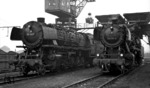44 1667 (Bw Crailsheim) und 050 767-3 (50 767) vor der Bekohlungsanlage im Bw Heilbronn. (14.09.1968) <i>Foto: Burkhard Wollny</i>