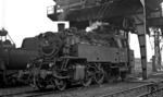 64 271 unter der Bekohlungsanlage des Bw Heilbronn. (14.09.1968) <i>Foto: Burkhard Wollny</i>