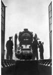 Eine vom "Deutschen Lokbild-Archiv" herausgegebene Postkarte zeigt 50 1889 mit dem Titel "Rückkehr ins Heimat-Bw". (1942) <i>Foto: RVM (Donath)</i>