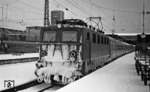 - wir nicht", hieß der bekannte Werbespruch der DB in den 1960er Jahren. Eindrucksvoll bestätigt diese Aussage eine unbekannte 141 in Stuttgart Hbf. (28.12.1968) <i>Foto: Burkhard Wollny</i>