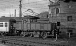 Die im Jahre 1935 von AEG gelieferte E 63 01 verbrachte fast ihr gesamtes Dasein in Stuttgart, hier bei Rangierarbeiten am Stellwerk 2 in Stuttgart Hbf. Sie blieb sie auch nach ihrer aktiven Dienstzeit dem Schwabenland treu und wurde als Denkmallok auf dem Gelände des Betriebshofs Stuttgart-Rosenstein aufgestellt. (15.12.1968) <i>Foto: Burkhard Wollny</i>