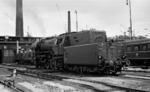 Eher selten war der Besuch einer 23er in Stuttgart. Hier restauriert 23 060 vom Bw Crailsheim im Bw Stuttgart. (10.06.1968) <i>Foto: Burkhard Wollny</i>