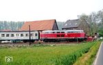 216 199 mit N 8118 auf der sog. Niddertalbahn von Bad Vilbel nach Glauburg-Stockheim kurz vor dem Hp Nidderau-Eichen. (03.05.1989) <i>Foto: Wolfgang Bügel</i>