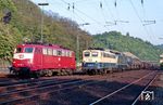 140 267 (Bw Dortmund 1) schleppt die abgebügelte 140 590 (Bw Köln-Deutzerfeld) mit einem Güterzug nach Gremberg an der in Linz (Rhein) abgestellten 110 508 vorbei. (04.05.1989) <i>Foto: Joachim Bügel</i>