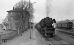 23 019 mit einem Nahverkehrszug auf der Strecke Crailsheim - Heilbronn im Bahnhof Öhringen. (15.12.1968) <i>Foto: Burkhard Wollny</i>