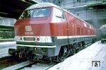 Die Henschel DH 4000 war eine Diesellok, die 1962 von der Firma Henschel auf eigene Rechnung als Einzelexemplar hergestellt wurde. Nach erfolgreicher Erprobung mietete die Deutsche Bundesbahn die Lok im September 1963 an und sortierte sie als Baureihe V 320 ein. Im Diesellok-Typenplan der DB von 1955 war diese Baureihe einer schweren Diesellokomotive bereits enthalten, jedoch wurde sie von der Entwicklung zurückgestellt. Die Erprobung von 1963 beim Bundesbahn-Zentralamt München lieferte ausgezeichnete Ergebnisse. Es wurden Geschwindigkeiten bis 180 km/h gefahren. Bei allen Geschwindigkeiten zeichnete sich die V 320 durch eine hohe Laufruhe aus. Trotzdem sah die Bundesbahn letztlich von einer Beschaffung ab, sondern konzentrierte sich auf die vierachsige V 160-Familie. Das Bild zeigt V 320 001 mit einem Meßzug des BZA München in Frankfurt/M Hbf. (02.1963) <i>Foto: A. Dormann, Slg. W. Löckel</i>