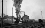 An einem regnerischen Wintertag verlässt 023 085 vom Bw Crailsheim den Bahnhof Öhringen. (15.12.1968) <i>Foto: Burkhard Wollny</i>