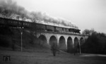 Eine unbekannte 23er überquert die Ohrn nahe Öhringen auf der Strecke Crailsheim - Heilbronn. (15.12.1968) <i>Foto: Burkhard Wollny</i>
