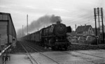 44 332 (Bw Crailsheim) mit einem langen Durchgangsgüterzug im Bahnhof Öhringen. (15.12.1968) <i>Foto: Burkhard Wollny</i>