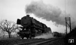 044 386-1 (44 1384) mit einem Güterzug bei Öhringen. (15.12.1968) <i>Foto: Burkhard Wollny</i>