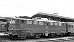 E 10 193 vom Bw Frankfurt/M-1 in Koblenz Hbf. Die Lok war am 23.09.1958 beim Bw Stuttgart-Rosenstein in Dienst gestellt worden und wurde am 30.11.2000 wiederum in Stuttgart ausgemustert. (1962) <i>Foto: Ron Amberger</i>