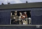 US-Captain Scott Blunt verabschiedet sich mit Ehefrau Mary und Tochter Little Mary aus Deutschland. Die Reise beginnt mit dem F 21 "Rheingold-Express" in München  Hbf. (1953) <i>Foto: Philip McKenna</i>