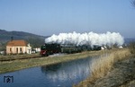 Vorbei am alten Ludwigskanal zieht 86 457 den Sonderzug E 19691 nach Beilngries. (21.02.1988) <i>Foto: Wolfgang Bügel</i>