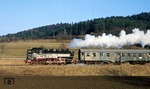 In der abendlichen Wintersonne befördert 86 457 den Sonderzug E 19694 nach Neumarkt/Opf. bei Berching. (21.02.1988) <i>Foto: Wolfgang Bügel</i>