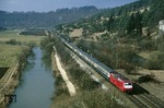 120 109 im neuen DB-Design der 1980er Jahre vor IC 681 nach München im Altmühltal bei Dollnstein. (22.02.1988) <i>Foto: Wolfgang Bügel</i>