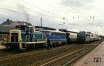 Die damalige DB-Museumslok 110 348 erlitt am 30. März 1988 vor D 2749 im Bahnhof Solingen-Ohligs einen zunächst irreparabelen Lokschaden. Daher musste die Solinger Rangierlok 361 195 die Lok vom Zug abziehen. Glücklicherweise näherte sich Hilfe in Form eines Lokzuges aus dem Aw Opladen (rechts), deren 151 am Zugschluss die Weiterfahrt des Schnellzuges übernahm. (30.03.1988) <i>Foto: Joachim Bügel</i>