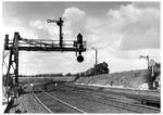 Eine unbekannte 52 auf der Fahrt von Berlin-Pankow kommend in Höhe des S-Bahnhofes Berlin Bornholmer Straße. Im Vordergrund die S- und Fernbahnstrecke. (1943) <i>Foto: RVM (Ittenbach)</i>