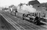 78 108 (Bw Essen) vor einem Zug mit den zweifarbigen Wagen des Ruhrschnellverkehrs (R 810) in Wuppertal-Unterbarmen. (26.03.1938) <i>Foto: RVM-Filmstelle Berlin</i>