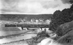 38 2264 überquert vor S 903 die Altmühlbrücke bei Dollnstein. (19.07.1953) <i>Foto: Carl Bellingrodt</i>