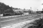 38 3003 (Bw Stuttgart) + 18 102 (Bw Heilbronn) befördern den beachtlich langen P 1847 durch den Bahnhof Stuttgart-Nord und werden gleich im 680 m langen Pragtunnel verschwinden. (08.07.1949) <i>Foto: Carl Bellingrodt</i>
