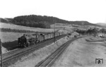 39 169 (Bw Arnstadt) rollt vor P 314 bei Gräfenroda talwärts. Die (heute gesperrte) Brücke ist immer noch eine beliebte Fotostelle. Rechts das Streckengleis von Gotha. (09.07.1934) <i>Foto: DLA Darmstadt</i>