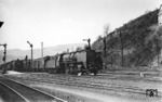 41 292 (Bw Siegen) verlässt vor D 81 nach Düsseldorf den Bahnhof Altenhundem im Sauerland. (03.04.1951) <i>Foto: Carl Bellingrodt</i>