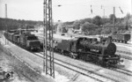 An der Bahnstrecke Mühlacker - Bretten befand sich nahe des Bahnhofs Maulbronn-West der 287 m lange Maulbronner Tunnel. Als 1953 die Strecke elektrifiziert wurde, entschied man sich gegen eine Absenkung des Tunnels und baute stattdessen eine neue Umfahrung in ca. 60 m Entfernung südwestlich am Tunnel vorbei. Die Restarbeiten erledigte im Frühjahr 1954 die Pforzheimer 55 3457 mit einem Arbeitszug. Dieser wird gerade von E 93 10 überholt. (26.05.1954) <i>Foto: Carl Bellingrodt</i>