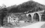57 3432 vom Bw Pressig-Rothenkirchen rollt mit einem Güterzug am Kupferhammer bei Ludwigsstadt auf der Frankenwaldbahn talwärts in Richtung Probstzella. (14.06.1935) <i>Foto: DLA Darmstadt</i>
