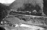 57 3486 (Bw Saalfeld) kämpft sich im Frankenwald mit einem langen Güterzug die Steigung von Probstzella nach Ludwigsstadt nahe Lauenstein hinauf. (27.05.1925) <i>Foto: DLA Darmstadt</i>