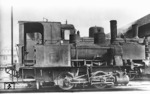 Die am 10. Mai 1899 gelieferte württembergische T 1003  (Maschinenbau-Gesellschaft Heilbronn) war mit einer Länge von 6,38 m die kleinste Lokomotive im Bestand der Deutschen Reichsbahn. Sie wurde als einzige der Klasse T-Lokomotiven von der Reichsbahn übernommen und 1928 ausgemustert. Aufnahme im Bw Friedrichshafen. (1928) <i>Foto: Hermann Maey</i>