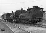 Lok 31 und Lok 36 der Kleinbahn Bonn-Beuel – Großenbusch. Die Strecke wurde 1900 zum Transport von Kohle zu den Hangelarer Tonwerken und von Tonerzeugnissen zur Weiterverladung auf die Staatsbahn von der Industriebahn AG eröffnet. Im Zweiten Weltkrieg fanden vermehrt Treibstofftransporte zum Hangelarer Flughafen statt. In den 1950er-Jahren befuhren täglich zwei Güterzüge die Strecke, 1965 wurde der Abschnitt Hangelar–Großenbusch stillgelegt und in den Jahren 1971/72 abgebaut. Den Restgüterverkehr nach Hangelar stellte die Deutschen Bahn AG 1994 ein. Daraufhin kaufte die Stadt Bonn die 4,6 Kilometer lange Reststrecke und verpachtete sie an die Rhein-Sieg-Eisenbahn (Quelle: Wikipedia). (14.06.1962) <i>Foto: Robin Fell</i>