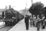 38 1693 vom Bw Gera läuft in den Bahnhof Greiz ein. Welcher prominente Parteibonze erwartet wird, ist nicht überliefert. (1935) <i>Foto: H. Fritz</i>
