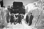 Eine unbekannte tschechische Lokomotive wird aus den Schneemassen nahe Prag befreit. (1941) <i>Foto: RVM</i>