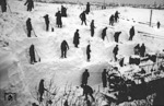 Eine unbekannte tschechische Lokomotive ist bei Prag in einer Schneewehe steckengeblieben und wird mit intensiver Handarbeit wieder befreit. (1941) <i>Foto: RVM</i>