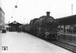 18 528 vor einem Schnellzug in Ulm Hbf. Die 1928 bei Maffei in München gebaute Lok blieb erhalten und stand als Denkmal vor dem Verwaltungsgebäude der ehemaligen Krauss-Maffei AG in München. Nach der Übernahme der Krauss-Maffei Verkehrstechnik durch die Fa. Siemens ist sie im Werksgelände Allach in einem Unterstand öffentlich nicht mehr zugänglich. (1962) <i>Foto: Will A. Reed</i>