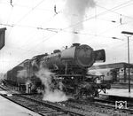 23 044 setzt in Saarbrücken Hbf von einem angekommenen Zug ab. (18.04.1965) <i>Foto: Jörg Schulze</i>