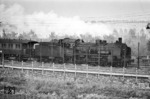 Blick durch den Grenzzaun in Berlin Bornholmer Straße auf die im Osten vorbeifahrende 38 3523 vom Bw Berlin-Lichtenberg. (1967) <i>Foto: Lutz Hornung</i>