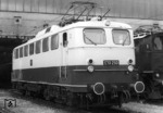 Wegen des Mangels an schnellfahrenden Elektroloks wurden zur Einführung des neuen "Rheingolds" im Jahre 1962 zunächst 6 Serienloks der Baureihe E 10 (E 10 239-244) auf 160 km/h umgebaut. Auch für die Bespannung des "Rheinpfeils" fehlten entsprechende Lokomotiven, sodass erneut E 10-Serienloks, diesmal E 10 250-254, für 160km/h modifiziert wurden. Hier wartet die kobaltblau/beige lackierte E 10 250 im Bw München Hbf auf den nächsten "Rheinpfeil"-Einsatz. (13.09.1963) <i>Foto: Robin Fell</i>