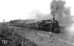 78 039 (RBD Breslau/Bw Kohlfurt) arbeitet sich mit einem Güterzug-Durchlauf von Dresden nach Görlitz bei Dresden-Klotzsche bergan. Dem ansprechenden Erscheinungsbild der Lok nach könnte es sich um eine RAW-Probefahrt handeln, auffällig sind das neue Führerhausdach und der Reichsadler in Alu-Ausführung. (07.1940) <i>Foto: Werner Hubert</i>