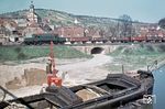E 94 276 vom Bw Nürnberg Rbf mit einem Güterzug in Retzbach am Main, auf dem gerade eine Lieferung Sand entladen wird. (17.04.1955) <i>Foto: Carl Bellingrodt</i>