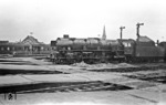 01 1060 (Bw Hagen-Eckesey) hatte im Dezember 1953 gerade ihren neuen Hochleistungskessel erhalten, als sie vor einem Eilzug von Aachen nach Braunschweig in Mönchengladbach Hbf abgelichtet wurde. (27.02.1954) <i>Foto: A.E.Durrant</i>