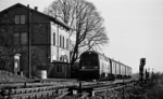 Die Ulmer 215 100 vor einem Nahverkehrszug im heute aufgelassenen Bahnhof Kupfer an der Strecke Crailsheim - Heilbronn. (15.01.1972) <i>Foto: Burkhard Wollny</i>